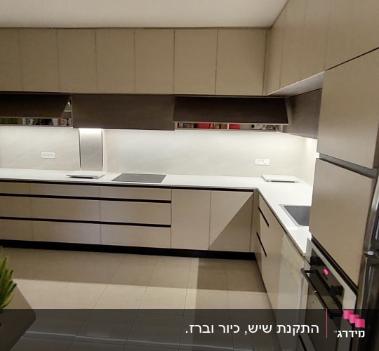 משטחי שיש לבנים במטבח מודרני עם ארונות חומים